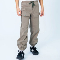 Брюки для мальчика DELORAS артикул 55386 размер 34/134-44/164 цвет светло-хаки